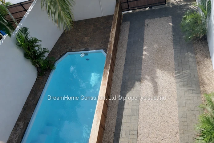 Duplex à vendre à Flic en Flac, surface habitable 98m², 3 chambres, piscine privée, vue mer et montagne, meublé. Rs.