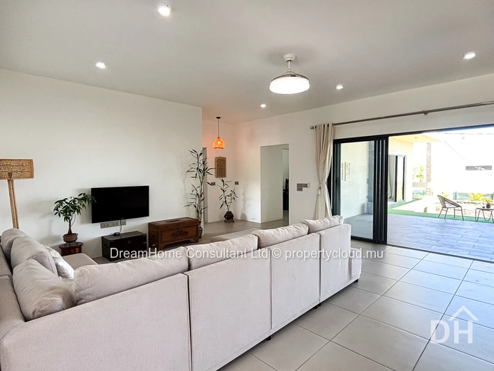Maison moderne de plain-pied avec piscine et vue sur la mer - Spacieuse, élégante, presque neuve