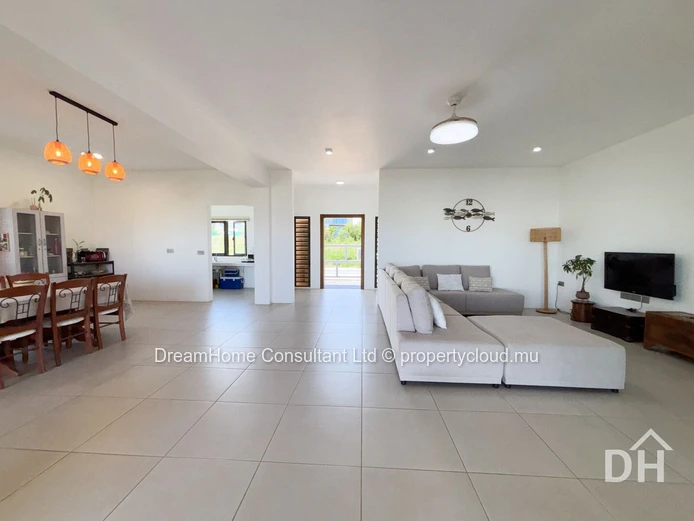 Maison moderne de plain-pied avec piscine et vue sur la mer - Spacieuse, élégante, presque neuve