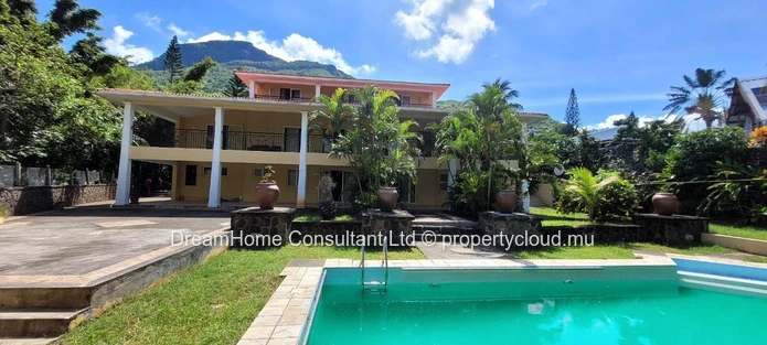 Villa exceptionnelle de 5 chambres à vendre dans une résidence sécurisée - Black River