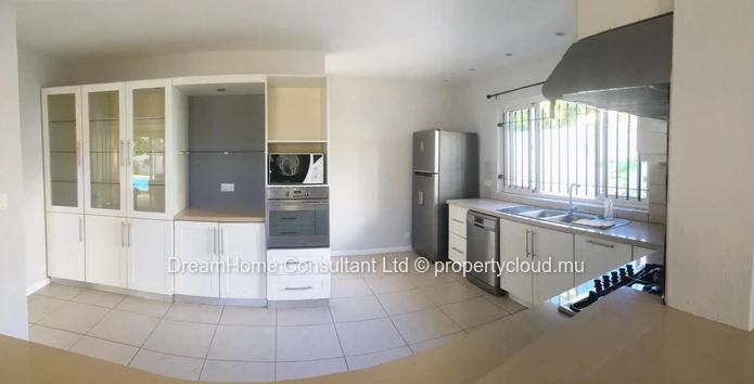 Maison familiale à vendre Maison de 4 chambres dans un complexe résidentiel prestigieux