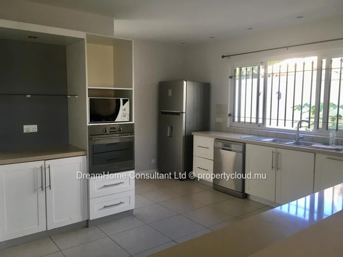 Maison familiale à vendre Maison de 4 chambres dans un complexe résidentiel prestigieux