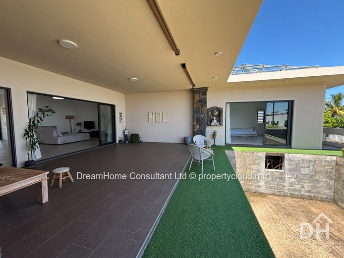 Maison moderne de plain-pied avec piscine et vue sur la mer - Spacieuse, élégante, presque neuve