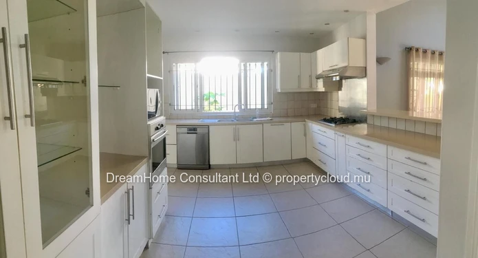 Maison familiale à vendre Maison de 4 chambres dans un complexe résidentiel prestigieux