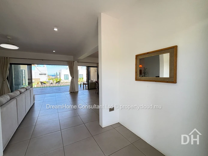 Maison moderne de plain-pied avec piscine et vue sur la mer - Spacieuse, élégante, presque neuve