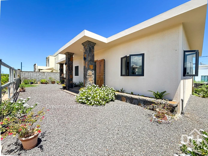 Maison moderne de plain-pied avec piscine et vue sur la mer - Spacieuse, élégante, presque neuve