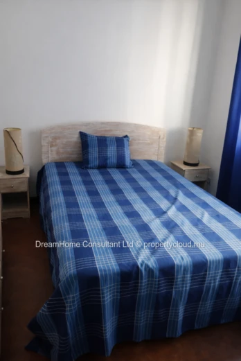 Duplex à vendre à Flic en Flac, surface habitable 98m², 3 chambres, piscine privée, vue mer et montagne, meublé. Rs.
