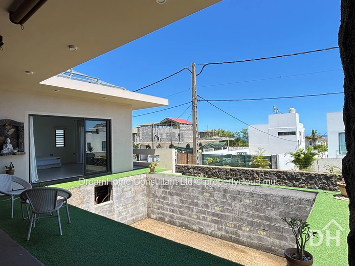 Maison moderne de plain-pied avec piscine et vue sur la mer - Spacieuse, élégante, presque neuve