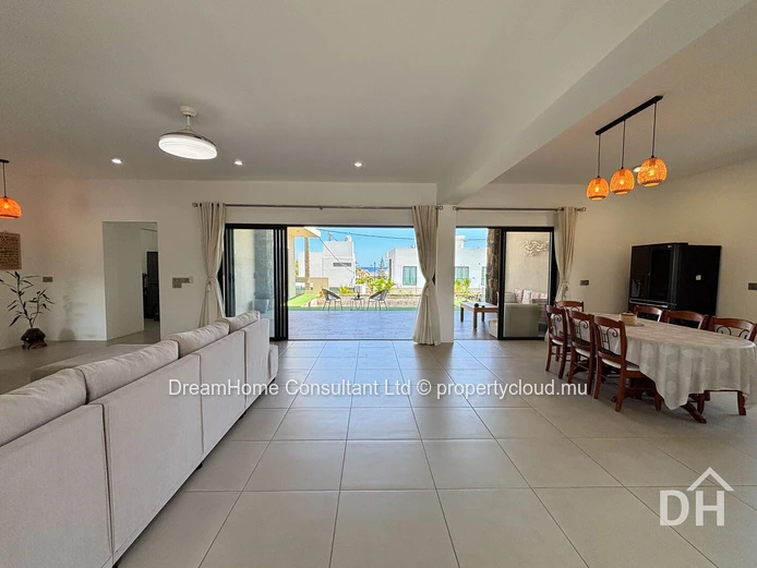 Maison moderne de plain-pied avec piscine et vue sur la mer - Spacieuse, élégante, presque neuve