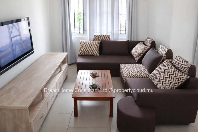 Duplex à vendre à Flic en Flac, surface habitable 98m², 3 chambres, piscine privée, vue mer et montagne, meublé. Rs.