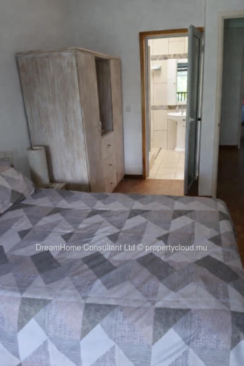 Duplex à vendre à Flic en Flac, surface habitable 98m², 3 chambres, piscine privée, vue mer et montagne, meublé. Rs.