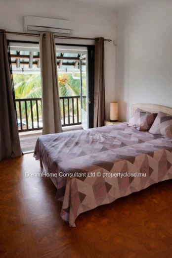 Duplex à vendre à Flic en Flac, surface habitable 98m², 3 chambres, piscine privée, vue mer et montagne, meublé. Rs.