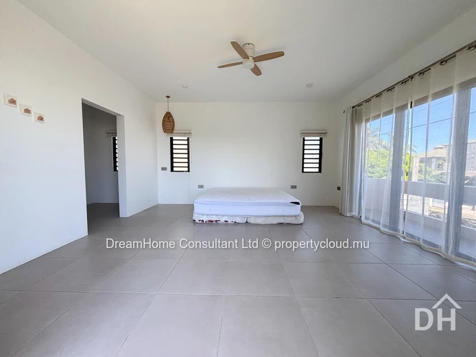 Maison moderne de plain-pied avec piscine et vue sur la mer - Spacieuse, élégante, presque neuve