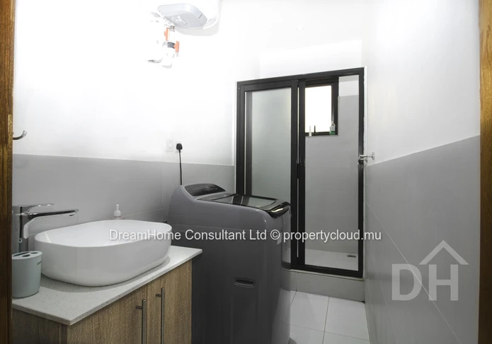 Spacious 3-Bedroom Apartment in a Prime Location – Ready to Move In!