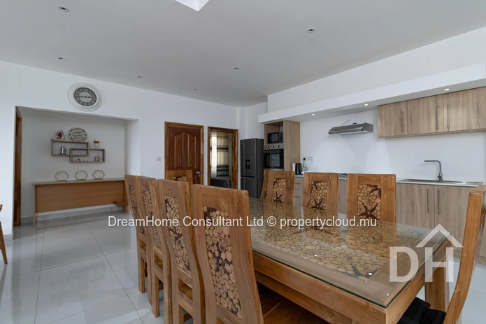 Spacious 3-Bedroom Apartment in a Prime Location – Ready to Move In!