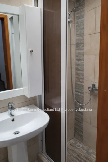 Duplex à vendre à Flic en Flac, surface habitable 98m², 3 chambres, piscine privée, vue mer et montagne, meublé. Rs.