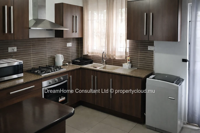 Duplex à vendre à Flic en Flac, surface habitable 98m², 3 chambres, piscine privée, vue mer et montagne, meublé. Rs.