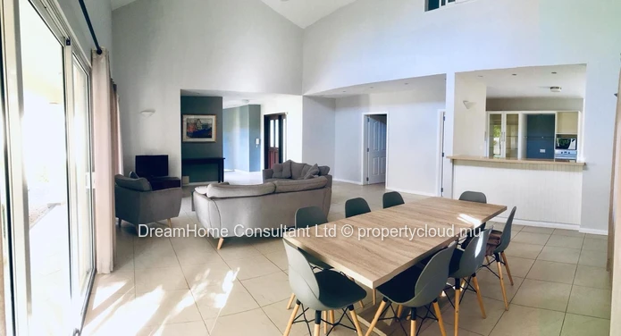 Maison familiale à vendre Maison de 4 chambres dans un complexe résidentiel prestigieux